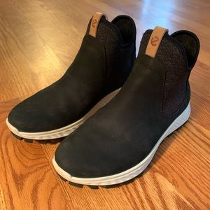 Black ECCO EXOSTRIKE WOMEN'S CHELSEA GTX hiking boots size 7.5